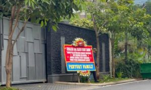 Ada Karangan Bunga Dukungan untuk Ferdy Sambo di Rumahnya, Lihat Tulisannya!