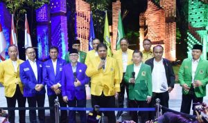 Ketua Umum Partai Golkar Airlangga Hartarto bersama ketua umum PAN Zulkifli Hasan dan Ketua Umum PPP Suharso Manorfa ketika deklarasi KIB.