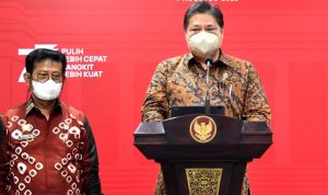 Menko Airlangga Hartarto didampingi Menteri Pertanian tengah memberikan keterangan pers mengenai rencana Swasembada Jagung Nasional