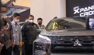 Menko Perekonomian Airlangga Hartarto ketika mengunjungi salah satu stan pameran otomotif GIIAS 2022.