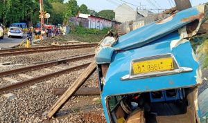 Angkot di Bogor Ditabrak Commuter line hingga Ringsek, Sopir Keluar Angkot di Bogor Ditabrak Commuter line hingga Ringsek, Sopir Keluar