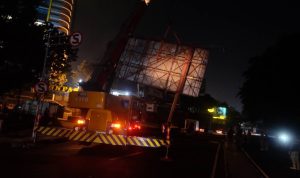 Satuan Polisi Pamong Praja (Satpol PP) Kota Bandung menertibkan keberadaan reklame yang ada di Jalan Wastukencana Kota Bandung.