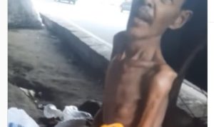Bapak dengan Tubuh Kurus Kering Ditemukan Tidur di Kolong Jembatan, Warganet Iba