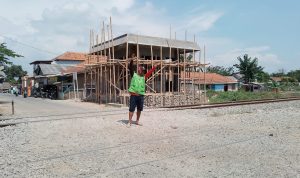 Kereta Api Melaju Cepat, Seorang Ayah di Rancaekek Menabrakkan Diri Sambil Gendong Anak