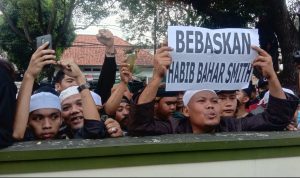 Ratusan Pendukung Kawal Persidangan Habib Bahar bin Smith Ratusan Pendukung Kawal Persidangan Habib Bahar bin Smith
