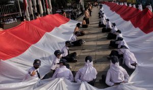 Sambut HUT RI, Ujung Berung Kirabkan 77 Meter Bendera Merah Putih