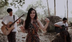 Lagu Asmalibrasi -Soegi Bornean, Lirik dan Maknanya, "Jadikan hanya aku satu-satunya..."
