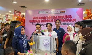 BERIKAN DUKUNGAN: Vokalis Setia Band, Charly Van Houten turut menghibur para pengunjung dan memberikan dukungan kegiatan CSR Soffell dan Force Magic yang mengedukasi warga Bandung agar selalu waspada dengan DBD.