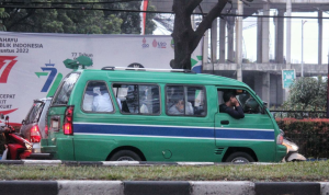 Cerita Warga Bandung Naik Angkot: Dari Ngetem Lama hingga Diturunkan Paksa