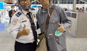 Petugas Bandara Ini Viral Ketika Foto Bareng Liam Gallagher Di Bali liam gallagher petugas bandara