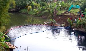 Warga Berdatangan Mengambil Minyak Pertamina yang Tumpah ke Sungai, Kok Bisa? Warga Berdatangan Mengambil Minyak Pertamina yang Tumpah ke Sungai, Kok Bisa?