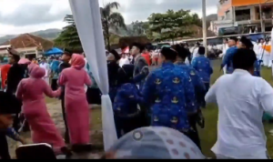 Peserta Upacara Berlarian Ketika Melihat Tower Akan Roboh, Eh Ternyata...