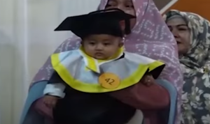 Mengharukan, Bayi 4 Bulan Gantikan Wakilkan Wisuda Kedua Orang Tuanya
