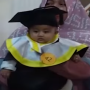 Mengharukan, Bayi 4 Bulan Gantikan Wakilkan Wisuda Kedua Orang Tuanya
