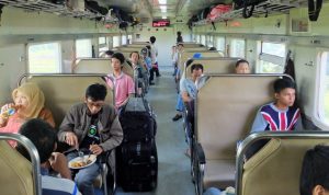Viral Penumpang Sakit Badan Karena Kursi Tegak, KAI Akan Ganti Fasilitas Kereta Ekonomi Viral Penumpang Sakit Badan Karena Kursi Tegak, KAI Akan Ganti Fasilitas Kereta Ekonomi