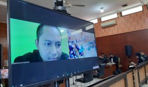 Doni Salmanan Rugikan Korbannya hingga Puluhan Miliar, Nih Tampangnya Waktu Disidang