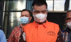 Mantan Bupati KBB Aa Umbara Sutisna saat dibawa ke lapas SUkamiskin. (detik)
