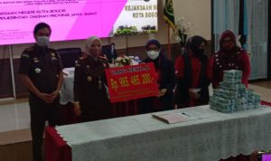 Untuk Pertama Kalinya, Ada Pengembalian Barang Bukti Korupsi Dana BOS Penyerahan barang bukti korupsi dana BOS ke pada Pemprov oleh Kejari Bogor. Kamsi (1/9). Foto. Sandi Nugraha.