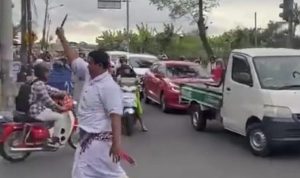 Pria Tak Dikenal Menenteng Senjata di Tengah Jalan, Tusuk Pengendara Motor Pria yang diduga alami gangguan jiwa mengamuk dan menenteng senjata di tengah jalan hingga menusuk pengendara motor. (tangkapan layar Instagram)