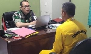 Salah serang pelaku TNI mutilasi warga yang sedang diperiksa anggota PM. (ist)