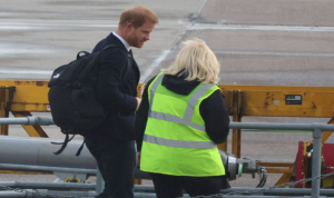 Pangeran Harry menunjukkan perhatian manisnya pada petugas bandara yang tampak bersedih atas kematian sng nenek. (ist)