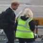 Pangeran Harry menunjukkan perhatian manisnya pada petugas bandara yang tampak bersedih atas kematian sng nenek. (ist)