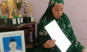 Soimah, Ibu Albar Mahdi santri gontor yang meninggal, menceritakan tentang cita-cita dang anak. Foto: Cuci Hati/jpnn.com