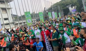 Diramaikan Ribuan Peserta, Lemonia Funwalk Bandung Sambut HJKB Ke-212 PEMBUKAAN: Lemonia Funwalk 6,2k dibuka langsung oleh Wali Kota Bandung, Yana Mulyana (tengah) di Jl. Cikapundung Riverspot, pada Minggu (11/9). (Nizar/Jabar Ekspres)
