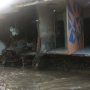 penampakan rumah keluarga Ceceng yang terseret sungai, dia mengaku kaget karena tembok kamar tiba-tiba menghilang. Foto: rezza rizaldi / radartasik.com