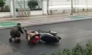 Tangkapan layar video seorang pengendara motor jatuh di kawasan Kota Tua.