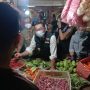 Gubernur Jawa Barat, Ridwan Kamil dan Kadisperindag, Iendra Sofyan saat meninjau harga kepokmas di Pasar Baltos, Kota Bandung. Pemprov Jabar memutuskan belum akan menggalakkan operasi pasar. Senin (12/9). Foto. Sandi Nugraha.