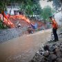 Petugas BPBD Kota Bogor saat meninjau salah satu lokasi yang dilanda longsor. (Yudha Prananda / Istimewa)