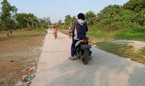 Pengendara melintas di Jalan samisade, Kecamatan Citeureup, Kabupaten Bogor. Foto : Dokumen Sandika Fadilah /Jabarekpres