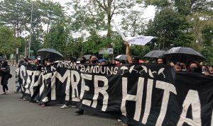 Ratusan massa dari sejumlah elemen masyarakat dan mahasiswa kembali turun ke jalan melakukan aksi penolakan harga BBM. Selasa (13/9). Foto. Sandi Nugraha.
