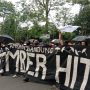 Ratusan massa dari sejumlah elemen masyarakat dan mahasiswa kembali turun ke jalan melakukan aksi penolakan harga BBM. Selasa (13/9). Foto. Sandi Nugraha.