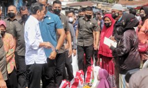 Pembagian bansos kepada masyarakat yang dilakukan oleh pemerintah. Foro. Deni Jabar ekspres.