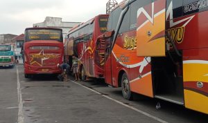 Bus AKDP di Terminal Cicaheum, Kota Bandung, yang diusulkan akan mendapat subsidi BBM. Foto. Sandi Nugraha