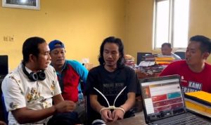 Pelaku Mutilasi Kucing saat menjalani pemeriksaan oleh penyidik. (ist)