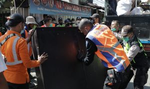 Klaim Amankan Aset, PT KAI Eksekusi Lahan Bangunan di Kiaracondong Petugas PT KAI Daop 2 Bandung saat mengangkut barang dari tempat eksekusi lahan bangunan, di Jalan Ibrahim Adjie, Kiaracondong, Kota Bandung, pada Rabu (14/9). (istimewa)