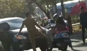 Tangkapan layar video yang menunjukkan aksi ASN tendang motor wanita, ternyata korban masih pelajar SMP.