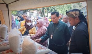 Kendalikan Inflasi, Pemkot Bogor Gelar Pasar Murah di Kewilayahan Sekda Kota Bogor Syarifah Sofiah (kerudung pink) didampingi, Kadis KUKM Dagin Ganjar Gunawan dan Camat Bogor Utara Riki Robiansyah usai membuka Operasi Pasar Murah di halaman Kantor Kecamatan Bogor Utara, Kamis (15/9). (Yudha Prananda / Jabar Ekspres)