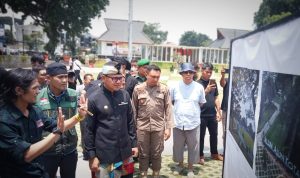 50 Foto Terbaik PFI Bogor Dipamerkan di Alun-alun Kota Bogor, Bima Arya: Wartawan Memotret Baik Setiap Momen Ketua PFI Kota Bogor Hendi Novian saat menjelaskan sejumlah hasil karya foto dari anggotanya kepada Wali Kota Bogor Bima Arya di Alun-alun Kota Bogor, Kamis (15/9). (Yudha Prananda / Jabar Ekspres)