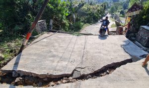Kondisi Desa Bojong Koneng, Kecamatan Babakan Madang, Kabupaten Bogor, paska pergerakan tanah . Kamis (15/9). Foto : Sandika Fadilah/Jabarekpres.com