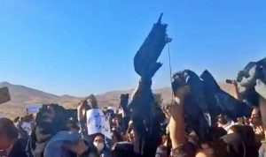 Aksi lepas hijab para demonstran yang protes atas kematian Mahsa Amini yang diduga dipukuli dipenjara. /net
