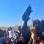 Aksi lepas hijab para demonstran yang protes atas kematian Mahsa Amini yang diduga dipukuli dipenjara. /net