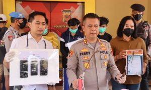 Plt Kapolresta Bogor Kota AKBP Ferdy Irawan bersama jajaran mengekspose para pelaku tawuran beserta barang bukti di Mako Polresta Bogor Kota, Minggu (18/9). (Yudha Prananda / Jabar Ekspres)