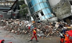 Salah satu kerusakan yang terjadi disebuah gedung akibat gempa dahsyat Taiwan. ( ANTARA/REUTERS/Tyrone Siu)