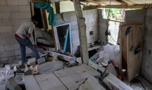 Salah satu rumah warga yang alami kerusakan akibat pergreakan tanah. Ahli geologi iungkap penyebab pergerakan tanah. Foto : Sandika Fadilah/Jabarekpres.com