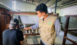 Memintal Untung dari Ulat Sutera ala Rumah Sutera Alam Bogor, Hasilkan Kain Kualitas Terbaik Pengurus Kebun Sutera Alam, Yan Kusmayandi saat menunjukkan proses pemintalan benang. (Yudha Prananda / Jabar Ekspres)