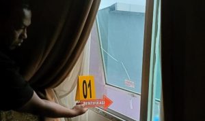 Innalillahi, Balita Tewas Terjatuh dari Lantai 3 Hotel Saat Orangtuanya Asik Karaoke Polisi melakukan olat TKP kejadian balita terjatuh dari lantai tiga Hotel Grand Central Pekanbaru. Foto: Dokumentasi Polresta Pekanbaru.
